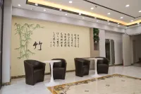 Rujia Huayi Selected Hotel (Meihekou Railway Station Branch) - parking