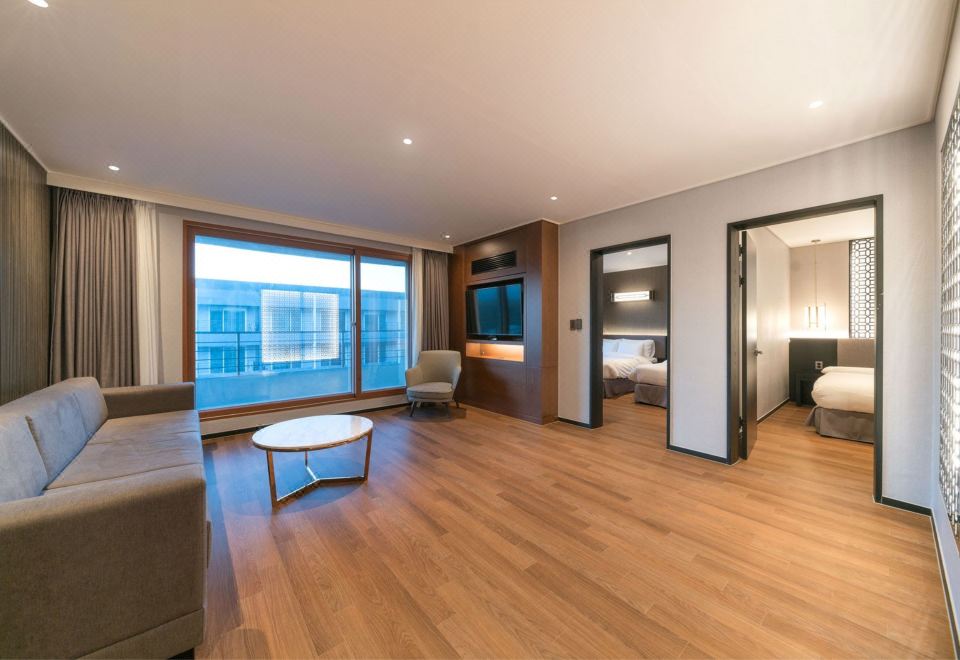 디그니티 호텔의 모던한 객실 내부 이미지