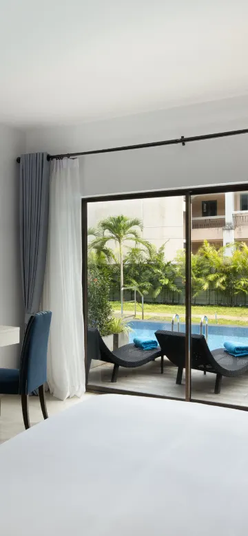 ห้องดีลักซ์เตียงคิงไซส์พร้อมทางเข้าสระว่ายน้ำ