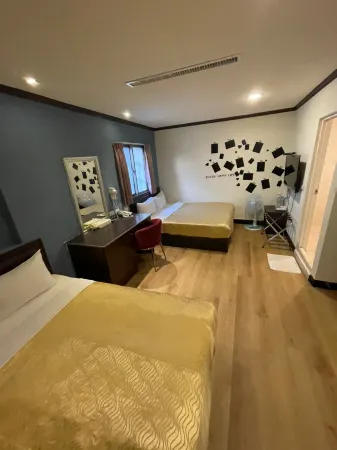 Holiday Commerce Hotel