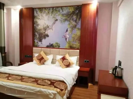 Changning Yiyang Business Hotel Отели рядом с достопримечательностью «Yunnan Black Hot Spring RV Camping Base»