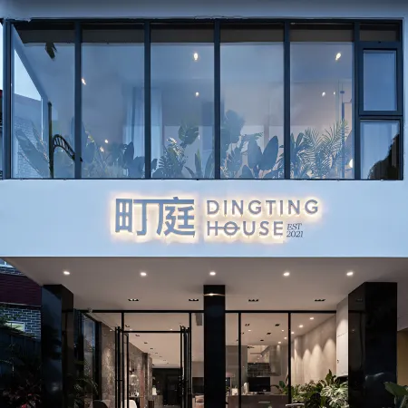 Town Square Hotel (Yangshuo West Street Ten Miles of Picturesque Scenery Branch)