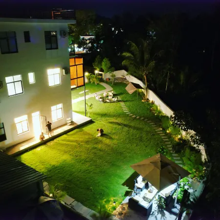 Wanning Yellow&White Homestay