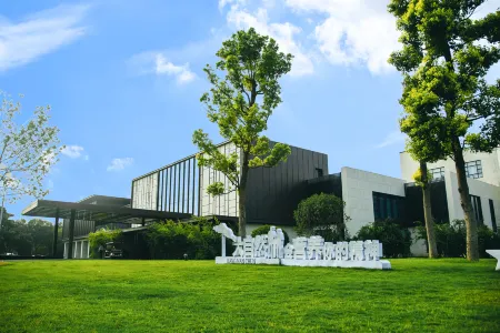 Jiangnanchun Hot Spring Resort Hotel Отели рядом с достопримечательностью «Huancuiyu Scenic Area»