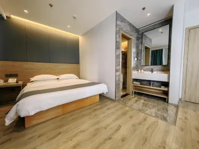 Ruiji Select Hotel (Zhenjiang Railway Station, Xijin Ferry)