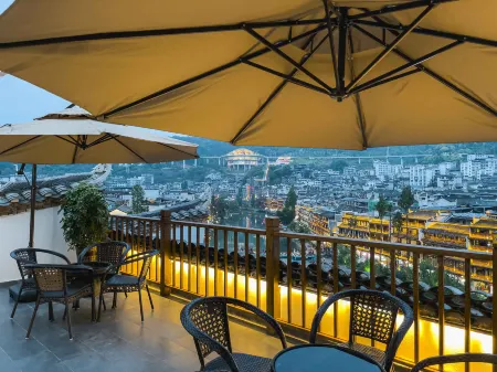 Phoenix Yuanshe Riverview Homestay (Phoenix Scenic Area Nanhua Branch) Отели рядом с достопримечательностью «Xiong Xiling Former Residence»