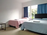 Large Family House 10 People Stay Hotels in Piha