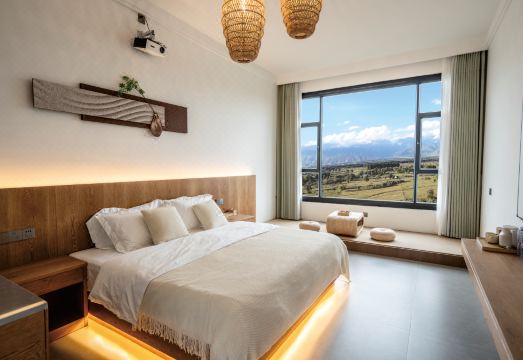 那拉提逐野牧居外景图