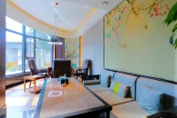 Cili Boat Autumn Hotel