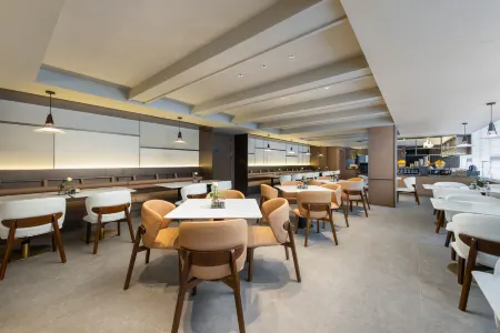 Atour Hotel Chengdu Wenjiang Fengxihe Subway Station Отели рядом с достопримечательностью «Chengdu Normal University»