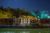Fenghuang Yijia Yishu · High-End Riverside Villa (Fenghuang Ancient City Store)