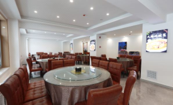 Xueyun Jiahua Resort Hotel (China's Snow Town Scenic Area)