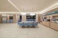 HanTing Hotel (Weinan Fuping Shuangchuang Building) - parking