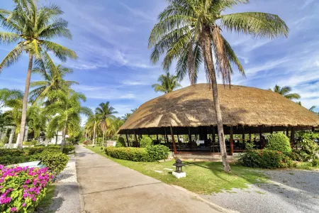 The Beach Village Resort Отели рядом с достопримечательностью «Kaeo Cave»
