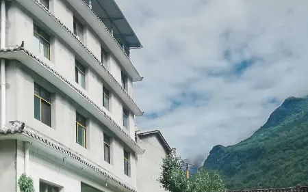 Zega Relatives Hotel Отели рядом с достопримечательностью «Ape Cavern in Jiuhuang Mountain»