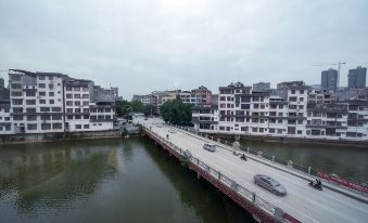 Luchuan Qianyou Riverview Hotel (Luchuan Middle School)