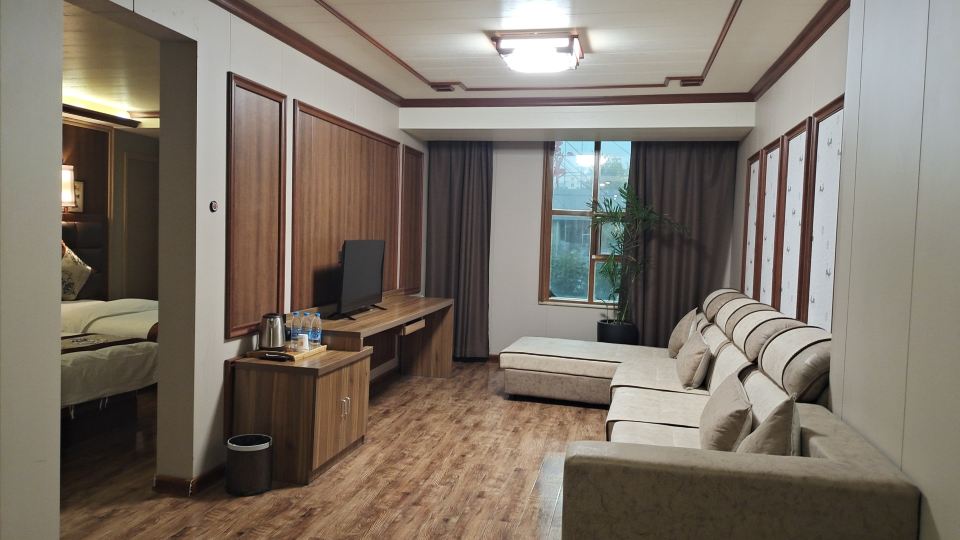 Jingbian Longyan Hotel