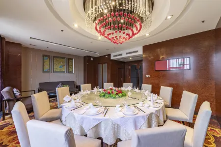 Minshan Grand Hotel Отели рядом с достопримечательностью «The World Cypress King Park»