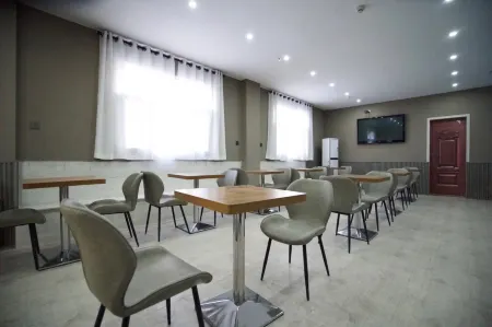 Ease Hotel (Linxia Central Square) Отели рядом с достопримечательностью «Red Garden»