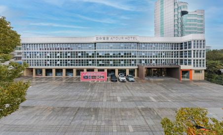 Ezhou Municipal Government Atour Hotel - Housity