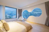 Yaojia｜Township see cloud bamboo Valley river hot spring guest house - อ่างจากุชชี่