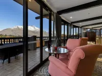 Copthorne Hotel And Resort Queenstown Lakefront Hotel berhampiran Patung Moa