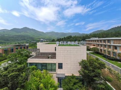 Deqing Qihua Art Hotel
