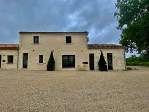 L'Eperonnette, Cozy House with Swimming Pool, Surrounded by Vineyard, Near St Emilion