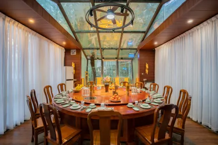 Longnan Qianxin Town Mountainside Hot Spring Resort Hotel