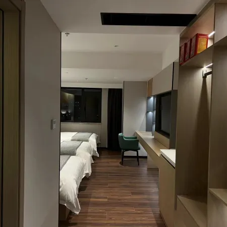 Na'Mei Hotel (Zhuhai Lishan Times Square) Отели рядом с достопримечательностью «Жухайский конный корт»
