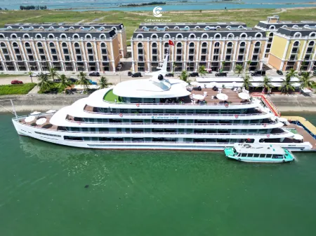 Catherine Cruises Отели рядом с достопримечательностью «Bai Chay Beach»