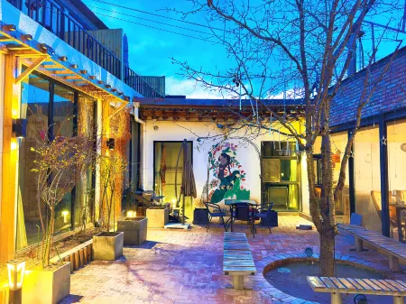 Walking Road Book Courtyard Отели в г. Тунжэнь