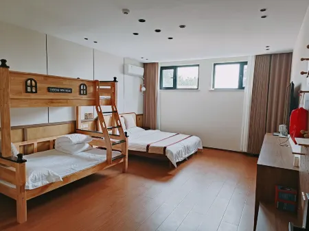 Weishan Island Guhuai Renjia Fish Restaurant Homestay Отели рядом с достопримечательностью «Tomb of Weizi»