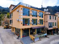 Yuanyang Banshan Homestay (Duoyishu Terraced Fields Scenic Area Store)