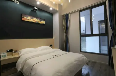 Weiweilai Light Luxury Hotel Отели рядом с достопримечательностью «Lu Liang Central Yunnan Health City Tongle Park»