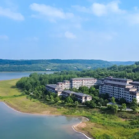Jinling Hotel Lakeside Condo