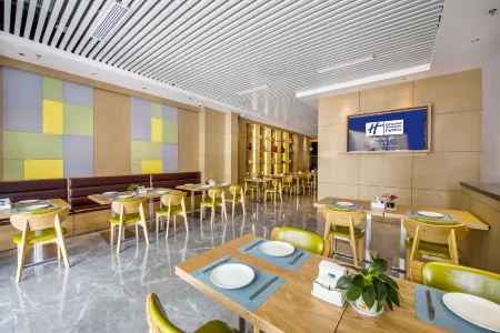 Holiday Inn Express Shenzhen Nanshan Отели рядом с достопримечательностью «Спортивный центр Боань-поле для плавания»
