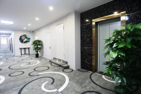 Ali Theme Hotel (Laiyang Central Bus Station) Отели в г. Лайян