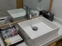 Lijiang Huazizai Premium Garden Inn 木府（ムフ）周辺のホテル