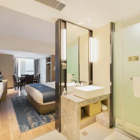 Huanlv Hotel (Chongqing Longtousi North Railway Station) Отели рядом с достопримечательностью «Чунцинская школа Лика (Колледж Золотого Детского Университета)»