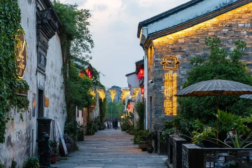 Hangzhou Jiande Yanzhou Ancient City. Looking at Shan Mei Yard. Hotels in Jiande