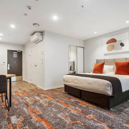 Ramada by Wyndham Newmarket Auckland Отели рядом с достопримечательностью «Холм Уан-Три-Хилл»