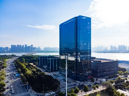 ECHARM HOTEL (WuHan Economic Development Zone Aeon Sports Center Branch) Отели рядом с достопримечательностью «Jiuzhen Forest Park»