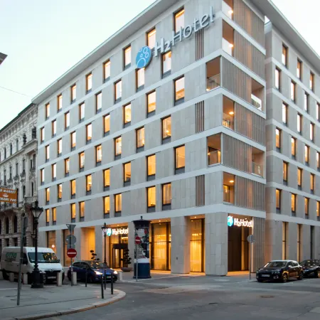 H2 Hotel Budapest Отели рядом с достопримечательностью «Железнодорожный вокзал Дели»