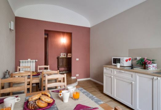 Femasuites 공용 공간에서 커피를 마시는 모습