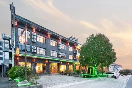 Wudang Mountain Qingxin Bieyuan (Wudang Mountain Scenic Area Damenkou Branch) Отели рядом с достопримечательностью «the master of Tianzhu Peak»