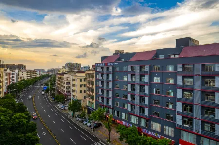 Borrman Hotel (Wenchang Zhongxue Railway Station) Отели в г. Вэньчан