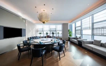 Urumqi Jianguo Palace Hotel Отели рядом с достопримечательностью «Xinjiang Institute of Light Industry Technology»