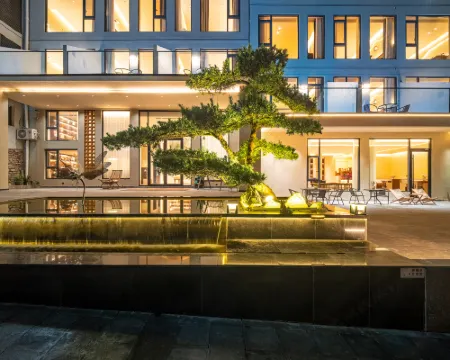 Libo Xiaoqikong Manga Rhythm: Thirteen Months Meeting in the Courtyard Hotels in Libo