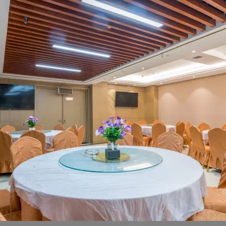 Hengrui Hotel (Yan'an Railway Station Nanniwan Airport)